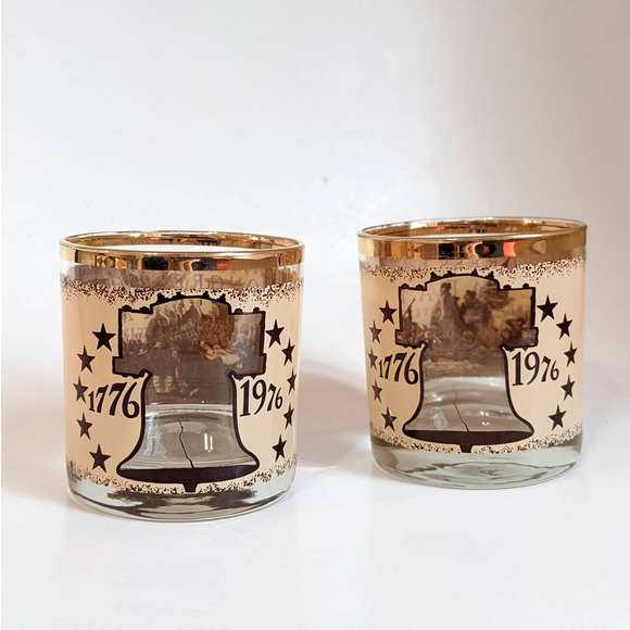 Vintage American Bicentennial 1776-1976 Rock Lowball Glasses, Set of 2 Gold Rim - Picture 2 of 10